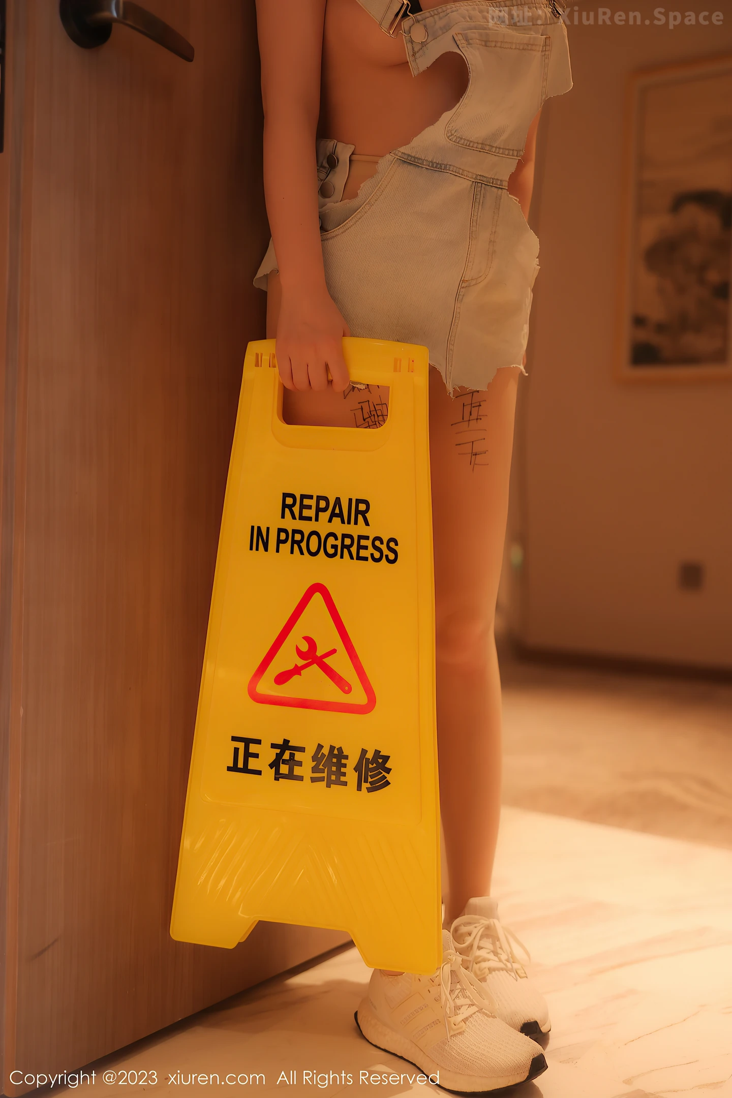 图片[3]-[XiuRen秀人网]2023.05.18 VOL.6760 模特豆瓣酱性感维修工装扮超薄无内肉丝秀火辣身材诱惑写真-秀人网官方网站